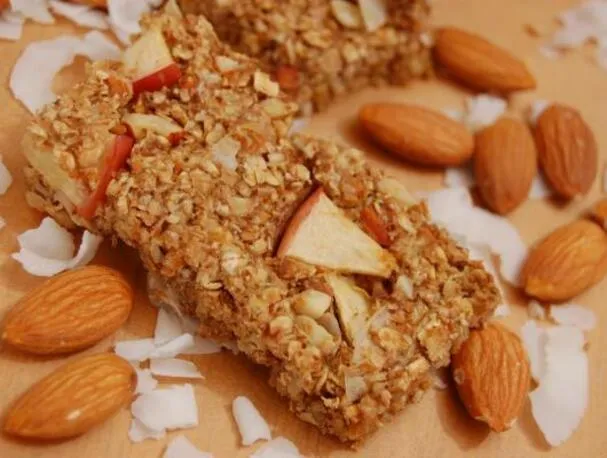 Barras de granola caseras de manzana y almendras