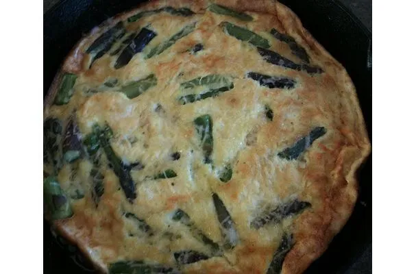 Espárragos y tarta de ajo silvestre con queso de cabra