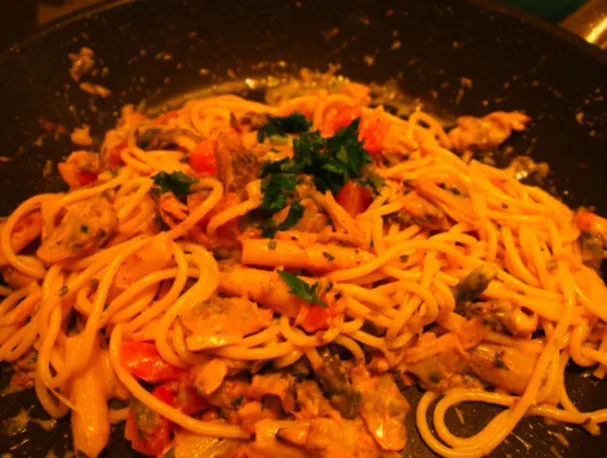 Espárragos con espaguetis de almejas