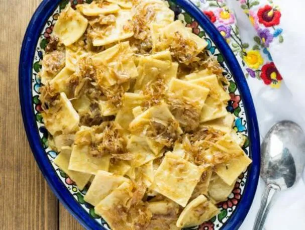 Fideos húngaros de repollo con repollo y cebollas caramelizadas