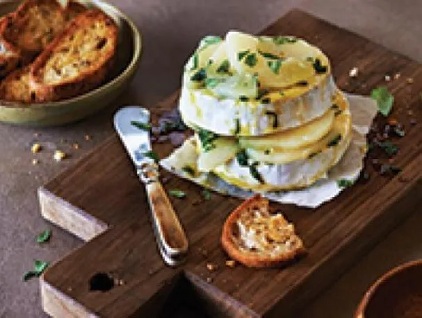 Impresiona a tus invitados con un sabroso brie de triple crema