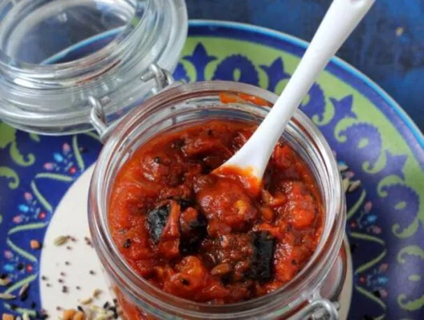 Encurtido de tomate con 5 especias indias