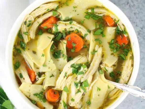 Sopa de pollo con fideos al estilo Instant Pot