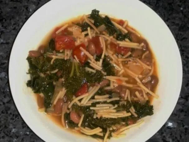 Sopa de fideo para una noche fría