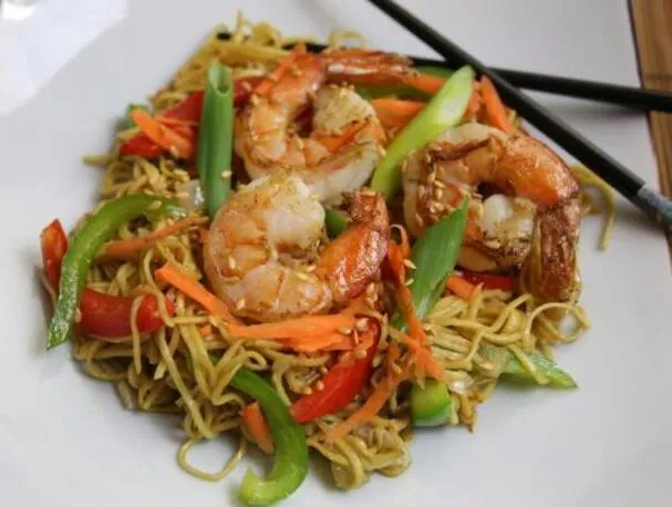 Fideos salteados de camarón estilo japonés