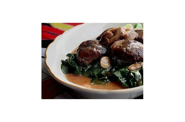 Kailan con champiñones guisados y miniabulón y una conversación con una anciana solitaria