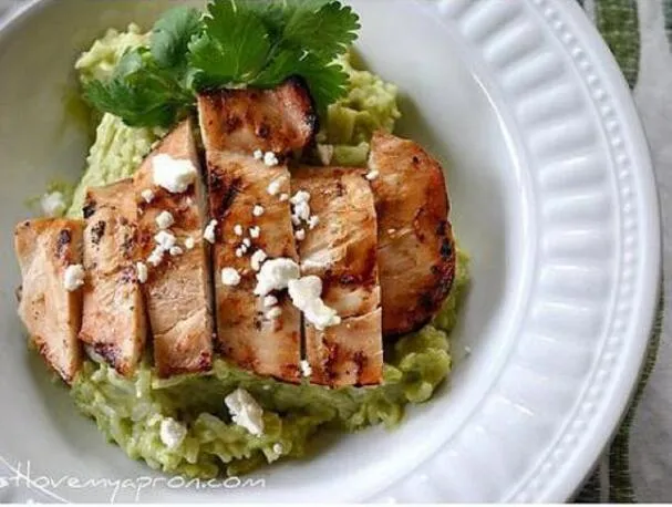 Aguacate y queso feta con arroz cremoso y pollo a la parrilla