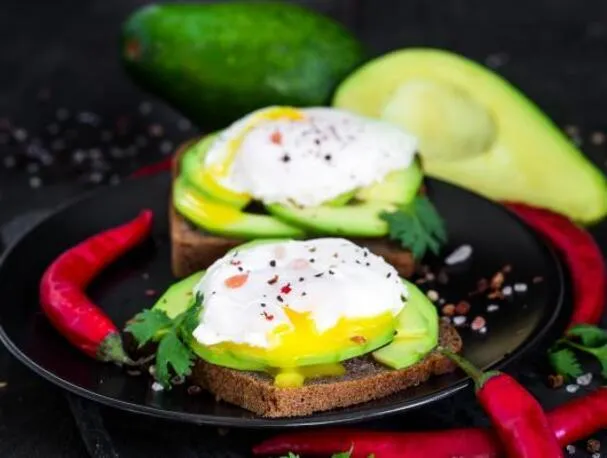 AGUACATE Y HUEVO POCHÉ TOSTADA