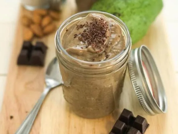 Crema de chocolate con aguacate y semillas de chía