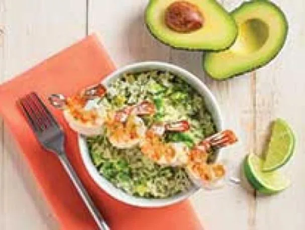 Aguacate con arroz de lima y camarones a la parrilla