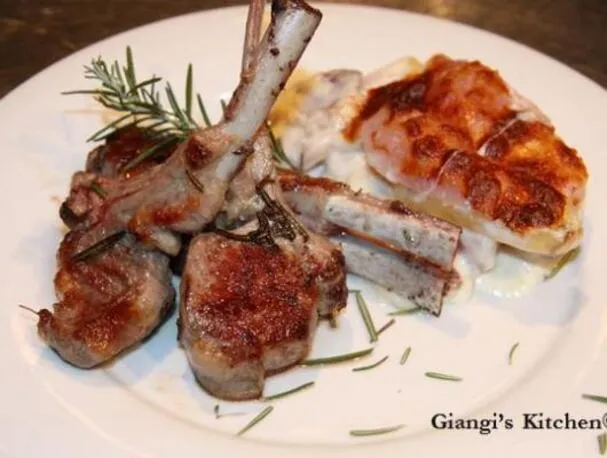 Chuletas de cordero con gratinado dauphinois