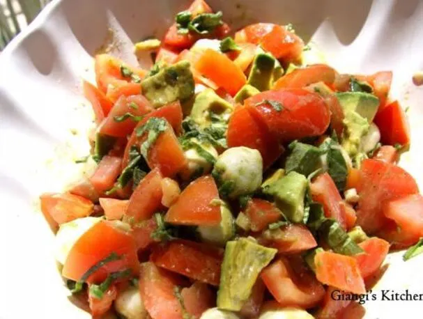 Aguacate, mozzarella y tomates con vinagreta