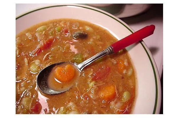 Sopa de frijoles sobrantes