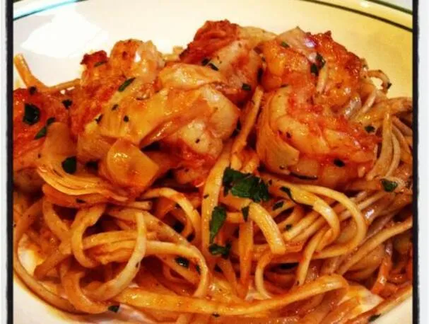 Linguini con Salsa de Camarones y Alcachofas con Tomate