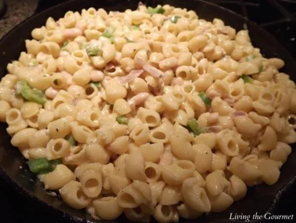 Macarrones con queso, jalapeños y pimientos