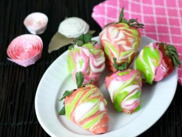 Fresas cubiertas de chocolate marmolado