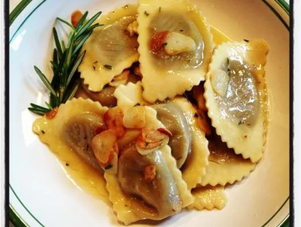 Lunes Sin Carne :: Agnolotti de Hongos Silvestres en Salsa de Mantequilla de Romero y Ajo