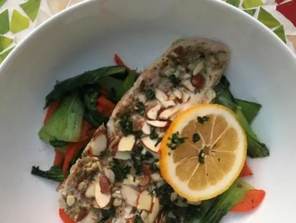 Bacalao con costra de almendras al horno con acelga china y pimientos salteados