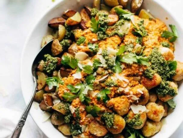 Albóndigas de pollo en miniatura con patatas crujientes y romesco