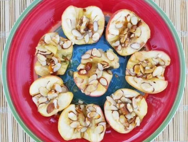 Manzanas Horneadas con Miel y Almendras Fileteadas