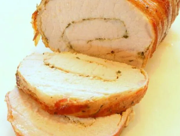 Lomo de cerdo relleno de mostaza y hierbas envuelto en tocino
