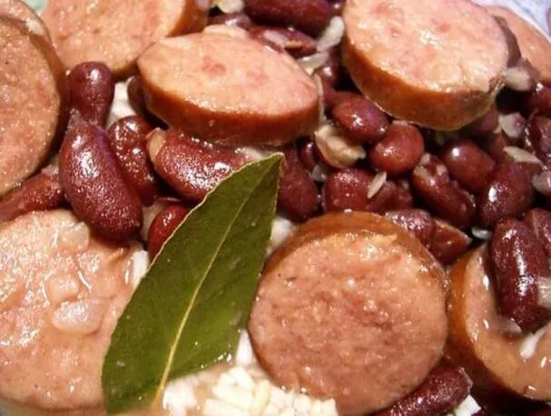 Frijoles rojos con arroz y salchicha andouille de Nueva Orleans