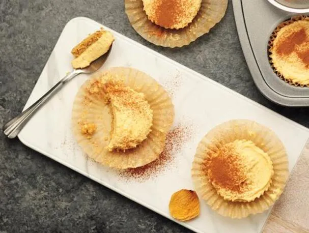 Copas de pastel de queso de calabaza sin hornear