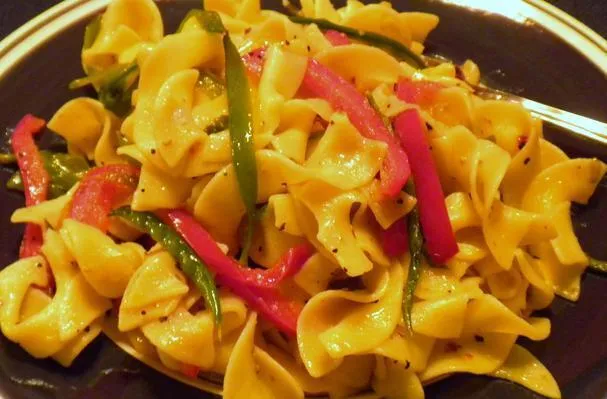 Fideos con guisantes y tiras de pimiento rojo
