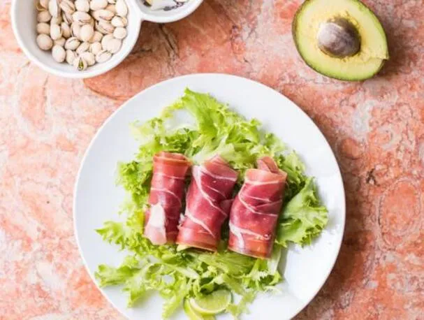 5 minutos para la receta de bomba de grasa de aguacate con prosciutto [Paleo, Keto]