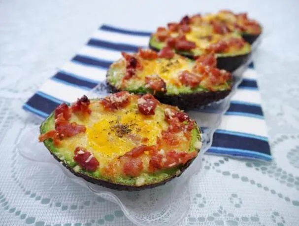 Huevos Horneados en Aguacate con Tocino