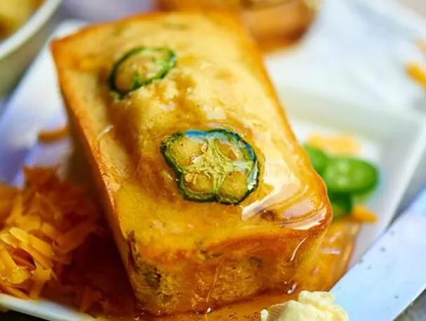 Pan de maíz con queso cheddar y jalapeño en un tazón