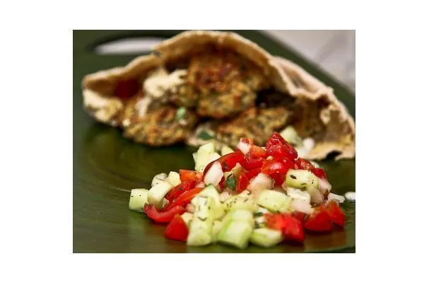 Receta de falafel al horno con ensalada israelí