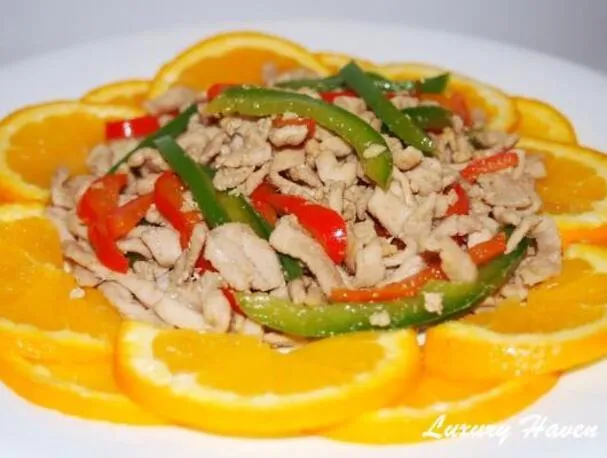 Flor de naranjo con cerdo desmenuzado y pimientos