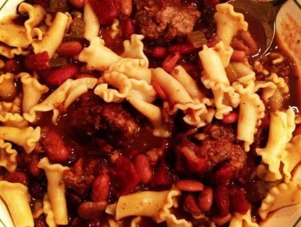 Sopa de 7 frijoles y albóndigas