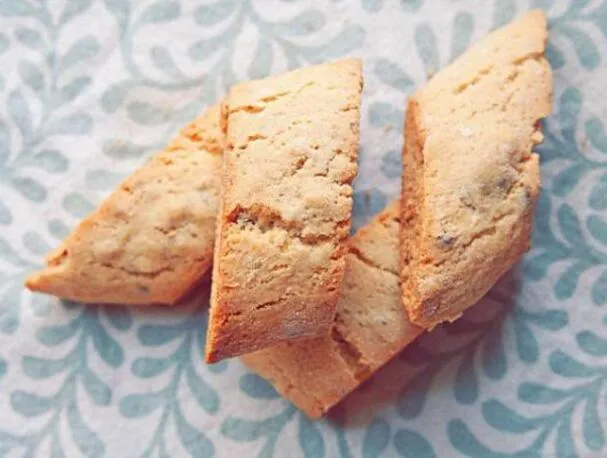 Pan de almendras con naranja y nueces
