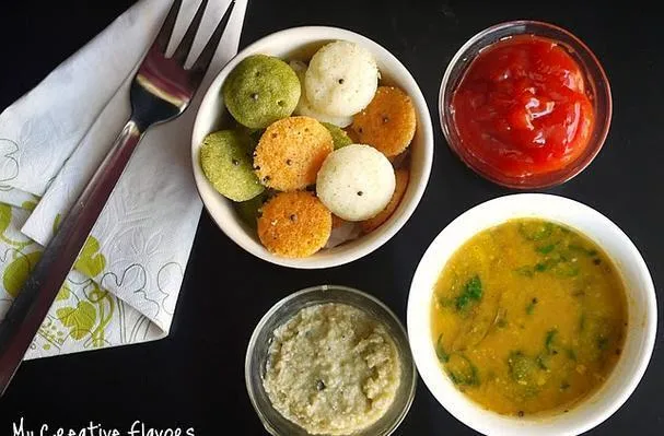 Idlis de rava orgánicos con sambar y chutney