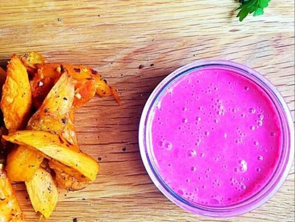 Papas dulces asadas al horno con salsa de yogur y remolacha