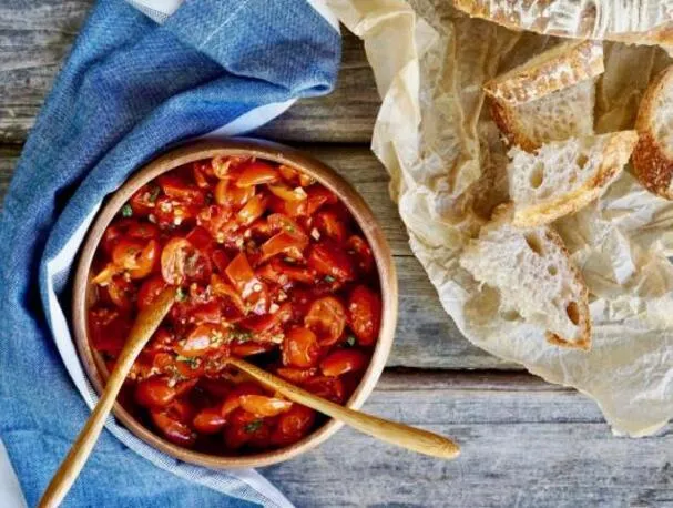 Aperitivo de tomate asado al horno