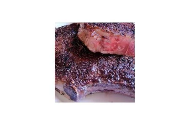 Bistec de costilla frito en sartén con salsa de alcaparras