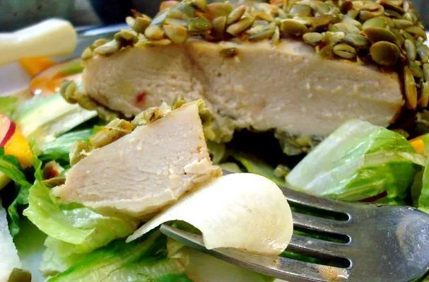 Ensalada de pollo con costra de pepita y vinagreta de adobo dulce