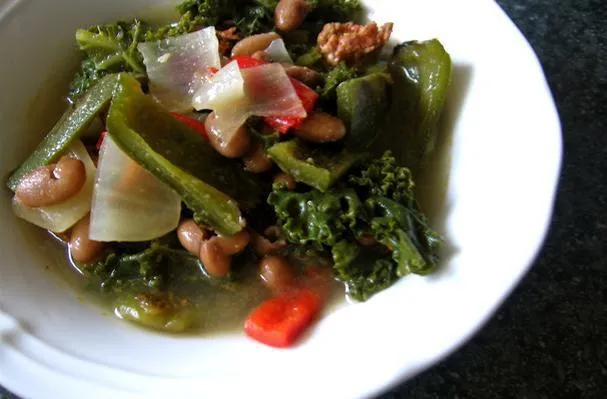 Frijoles pintos, pimientos asados y sopa de col rizada
