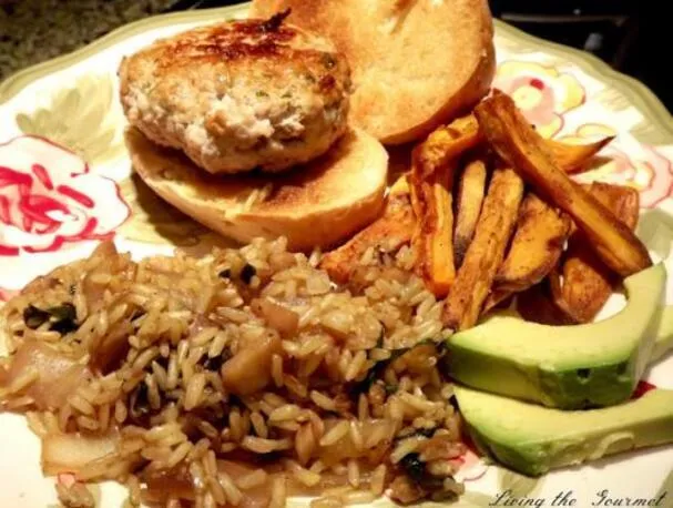 Hamburguesas de cerdo con arroz jengibre y papas fritas de camote