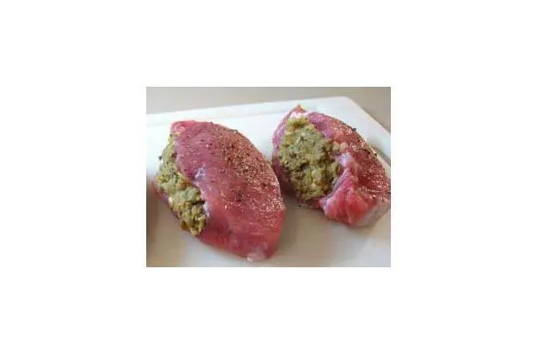 Chuletas de cerdo con relleno de manzana y anacardo