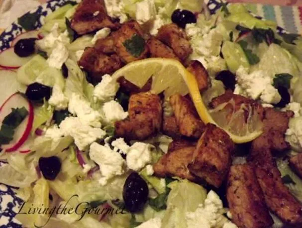 ¡Souvlaki de cerdo y ensalada griega!