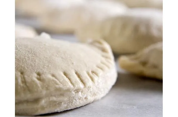 Pierogi de Papa y Tocino con Chalotes Caramelizadas y Nueces