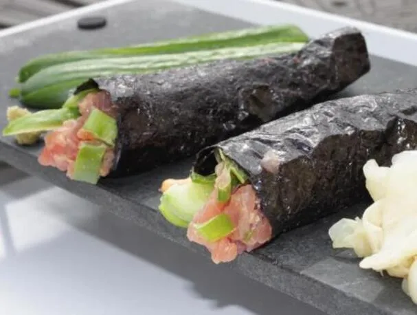 Rollitos de mano de atún picante sin arroz