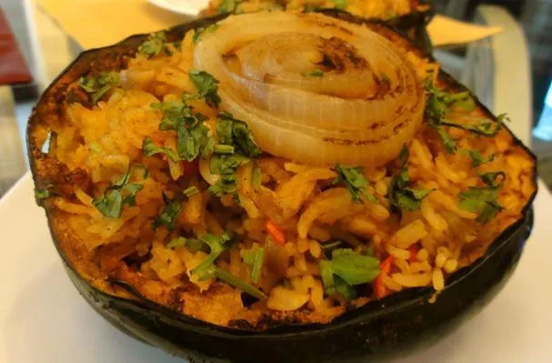 Calabaza bellota asada rellena con biryani picante (vegetariana/vegana)