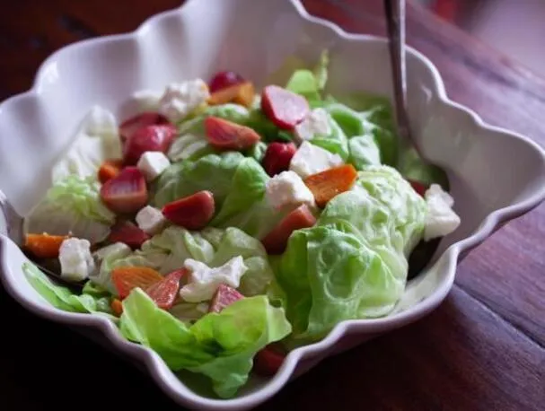 Betabelitos asados con ensalada y queso feta