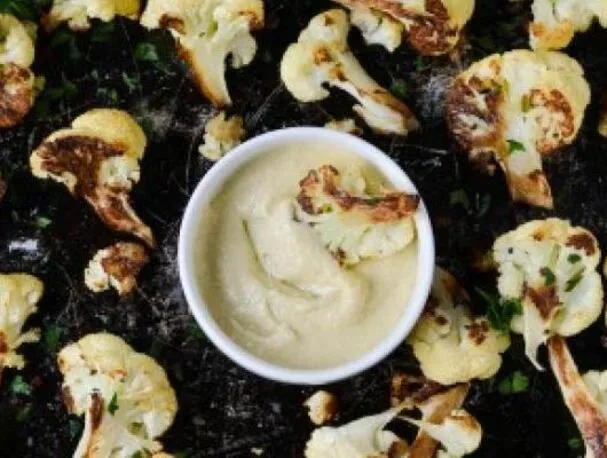 Coliflor asada con salsa de tahini