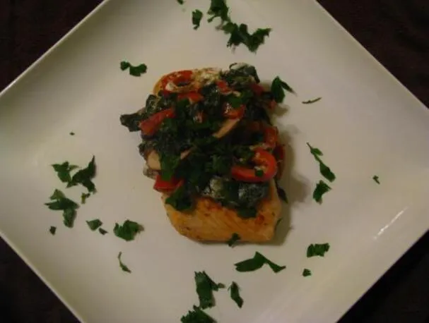 Salmón y salsa de queso con verduras